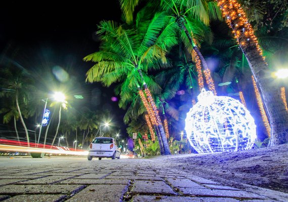 Maceioenses e turistas se encantam com iluminação natalina