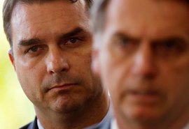 Bolsonaro sobre inquérito que livra Flávio de crimes: Pergunta pra PF