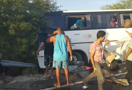 Grave acidente entre dois ônibus deixa mortos e feridos na BR-316, em Floresta