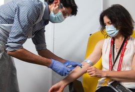 Vacina de Oxford teve 5 mil voluntários no Brasil sem reações graves