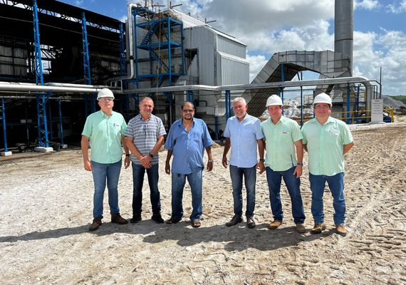 Diretores de Pindorama fazem visita técnica na nova caldeia da usina da cooperativa