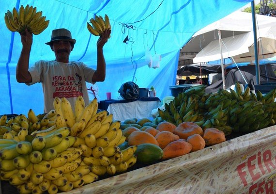 Produtos da reforma agrária são comercializados na praça da Faculdade