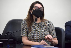 Deputada defende prerrogativas ao falar sobre retratação do governo