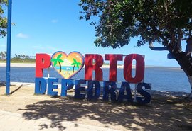 Comerciantes de praias em Porto de Pedras recebem alvarás para funcionamento