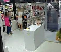 Mulher leva escondido vibrador de quase R$ 1000 em loja de Maceió; veja vídeo