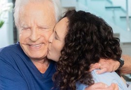 Cid Moreira posta fotos românticas com a sua esposa após polêmicas