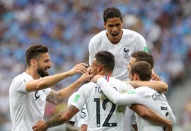 Com gols de Griezmann e Varane, França elimina Uruguai nas quartas