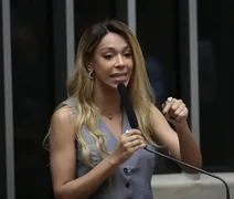 Erika Hilton denuncia Nikolas Ferreira e Flávio Bolsonaro por apologia a crime de golpe de Estado