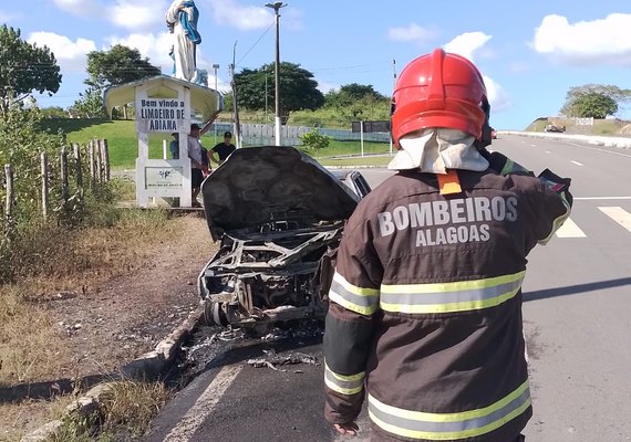 Veículo pega fogo em via de Limoeiro de Anadia