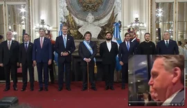 VÍDEO: Bolsonaro ouve coro por Lula após tentar se infiltrar em foto com novo presidente da Argentina