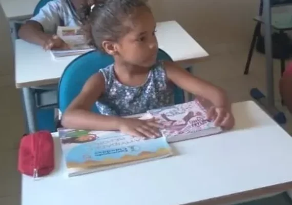 Sem vaga na escola, criança é alfabetizada por ONG na periferia de Maceió