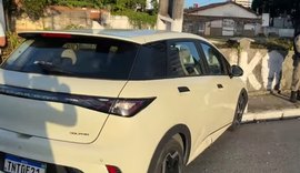 Carro bate em poste e deixa moradores sem energia no Farol