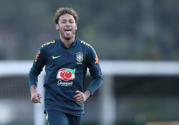Neymar, Jesus e Danilo vão a campo para trabalho com bola