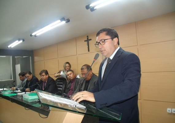 Vereador cobra conclusão de creche em Arapiraca