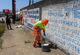 Publicidades irregulares são retiradas para reduzir poluição visual em Maceió