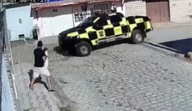 Pai com bebê no colo escapa por segundos de atropelamento por viatura da SMTT