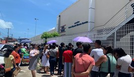 Jovens madrugam na rua para se inscrever em cursos profissionalizantes gratuitos, em Maceió