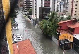 Chuvas intensas deixam bairros alagados em Maceió; confira imagens