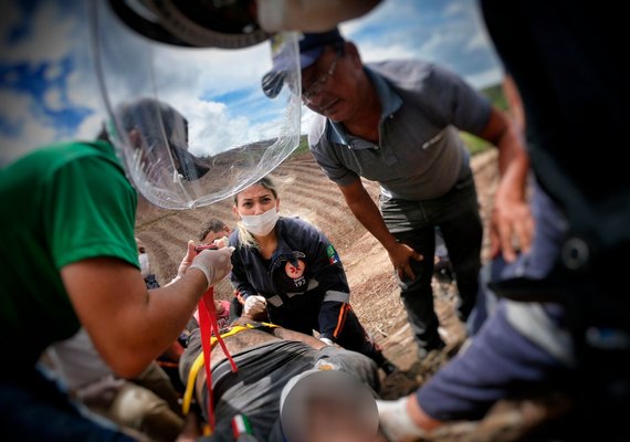 Homem fica ferido após capotar trator e cair em ribanceira no interior de AL; veja imagens