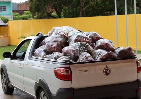COOPAQ doa alimentos para famílias desalojadas de Matriz de Camaragibe