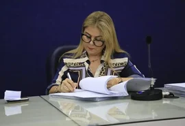 Vereadora se licencia na Câmara de Maceió e passa mandato para o próprio filho