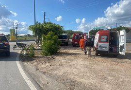 Três pessoas ficam feridas após acidente entre carro e moto, em Poço das Trincheiras