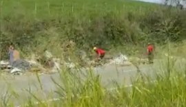 Tombamento de carreta com carga de cerâmica causa susto na BR 101