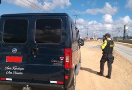 Equipes de fiscalização autuam e removem transportes irregulares
