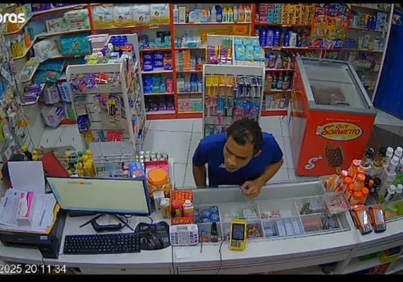 Vídeo: Homem assalta farmácia e ameaça funcionária no Benedito Bentes, em Maceió