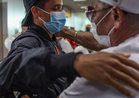Pedrinho chega a Maceió e é recebido por familiares e amigos em reencontro emocionante