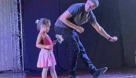 Pai dança balé para ajudar filha envergonhada durante festival; veja o vídeo