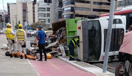 Caminhão de coleta de lixo tomba na orla de Ponta Verde e deixa gari ferido