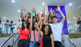 Daqui pro Mundo: Estudantes selecionados para programa de intercâmbio preparam passaportes para viajar