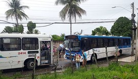 Colisão entre dois ônibus deixa ao menos duas pessoas feridas no Rio Novo