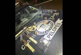 PM prende jovens com submetralhadora e pistola em Arapiraca