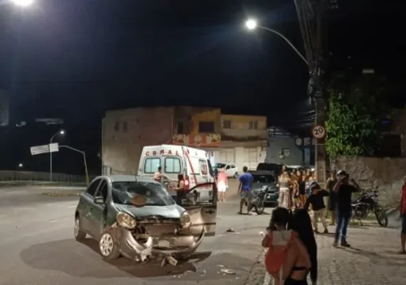 Motorista de app tem carro incendiado após colidir com moto em Maceió