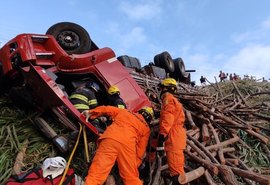 Caminhão capota e deixa motorista preso nas ferragens em São José da Lage