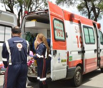 Samu atende vítimas de colisão entre carro e moto no Clima Bom, em Maceió