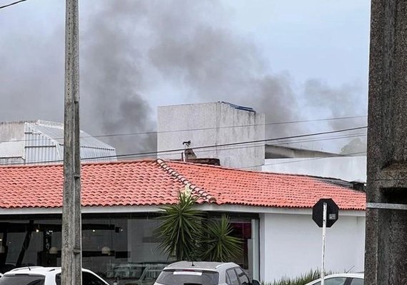 Estabelecimento pega fogo na parte alta de Maceió após curto circuito