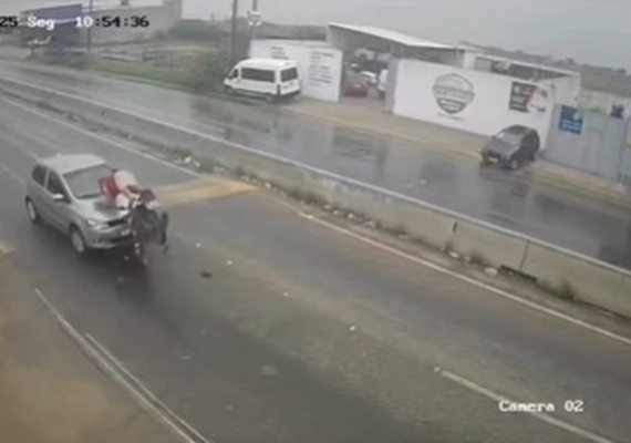 Vídeo: Motociclista trafega na contramão e é arremessado de veículo após colisão na AL-220