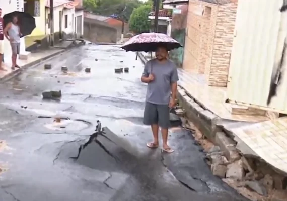 Chuvas causam 'explosão' e rachaduras em asfalto em ruas de Fernão Velho