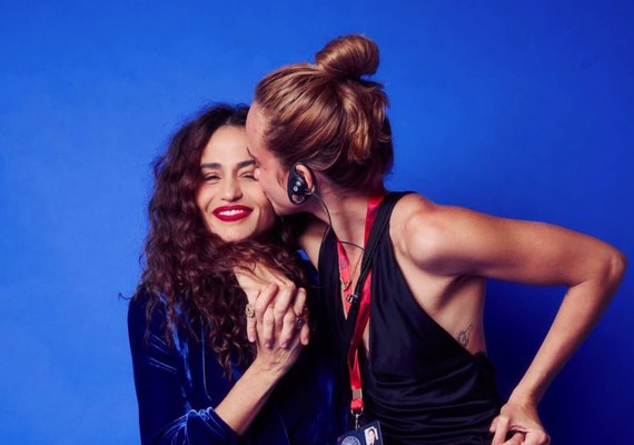 Carinho em vídeo reacende rumores de romance entre Nanda e Emilie