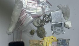 PM identifica ponto de comércio de drogas e apreende material ilícito em Maceió