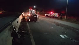 Uma pessoa morre e outra ferida em acidente envolvendo carro e carreta