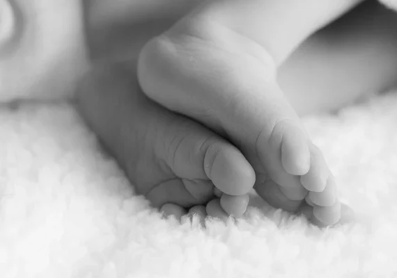 Bebê de dois meses morre esmagado pela mãe, que dormiu ao amamentá-lo
