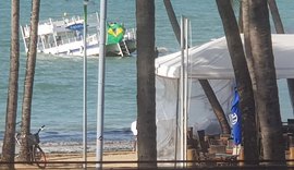 Catamarã do Lopana naufraga em Maceió; Capitania tenta resgate