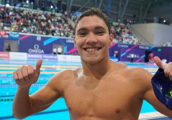 Revelação brasileira conquista ouro no Mundial Júnior de natação