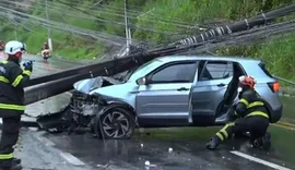 Motorista cochila após corrida para o aeroporto e bate em poste na Leste-Oeste