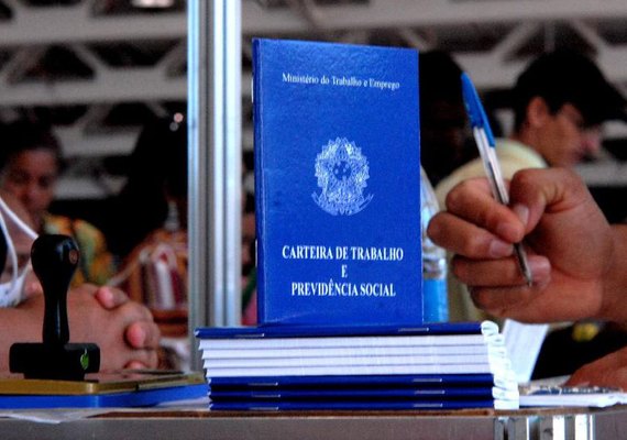 Taxa de desemprego recua para 11,6% no trimestre encerrado em novembro