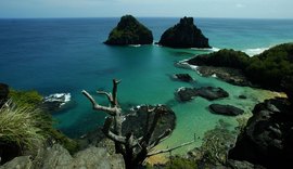 Praia em Fernando de Noronha segue fechada após ataque de tubarão